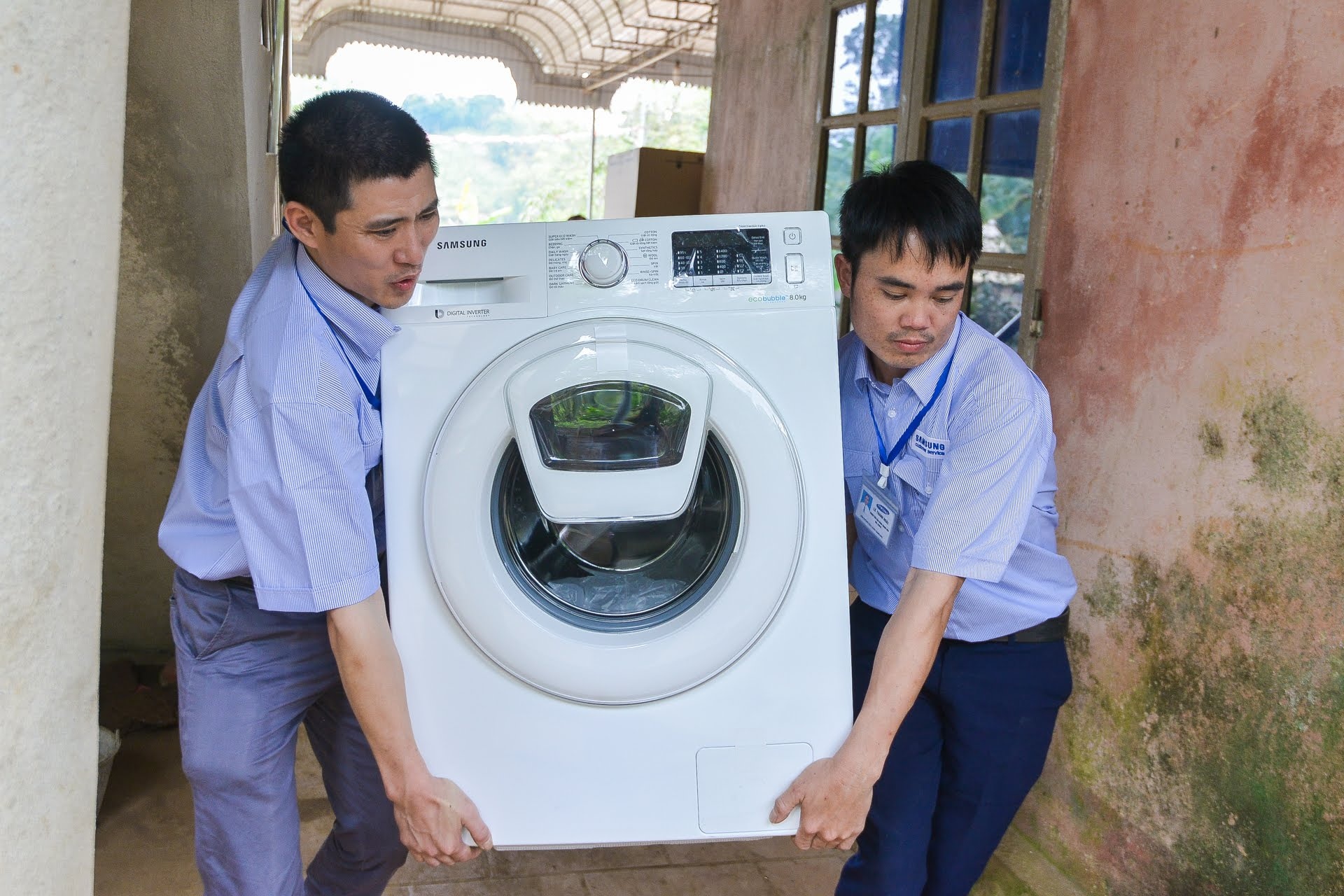 Me Bui Tien Dung nhan qua dac biet nhan 8/3 anh 5