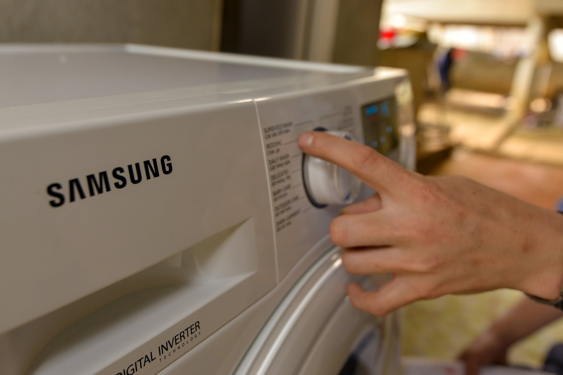 Me Bui Tien Dung nhan qua dac biet nhan 8/3 anh 6