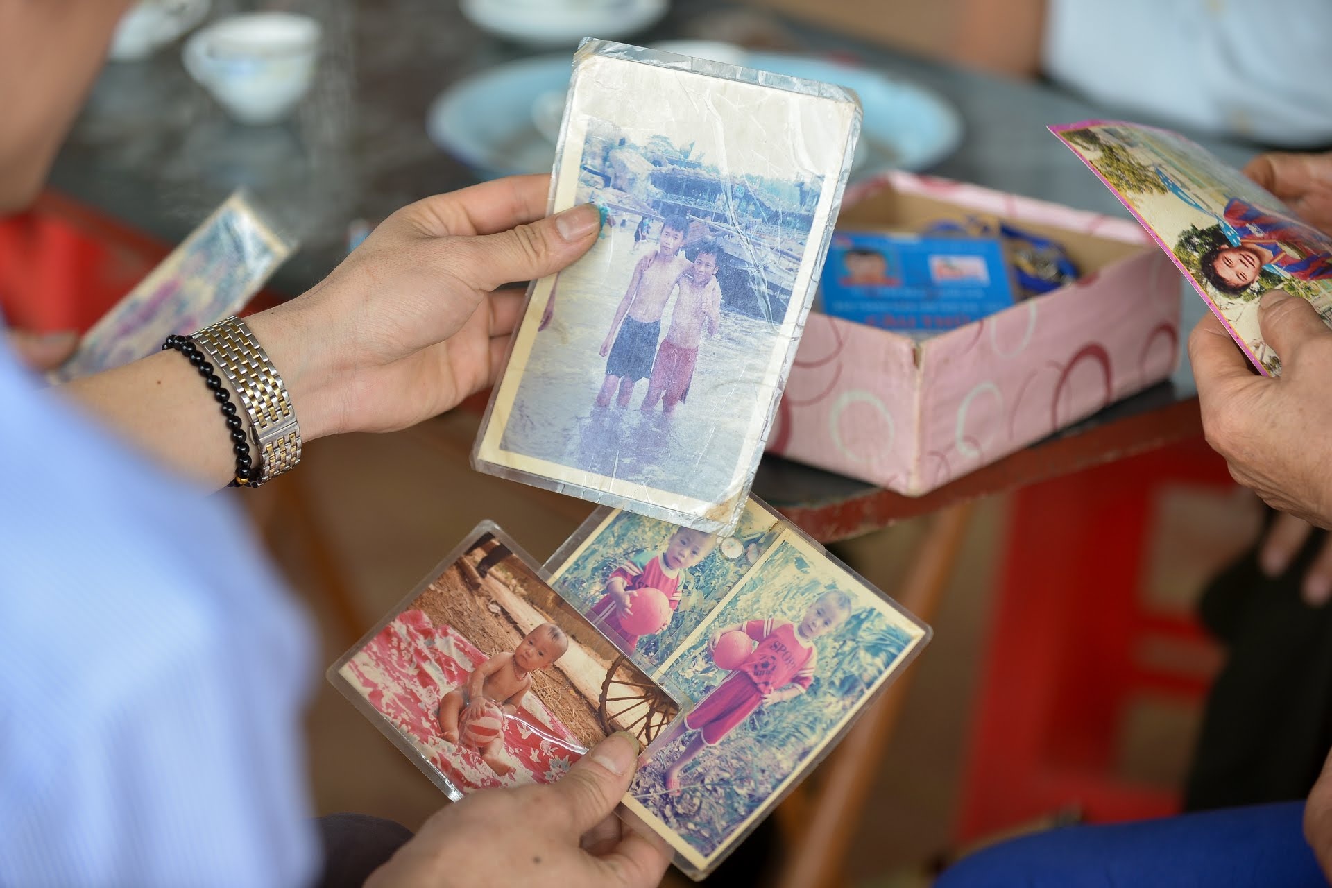 Me Bui Tien Dung nhan qua dac biet nhan 8/3 anh 9