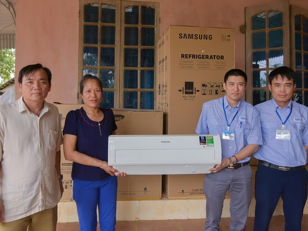 Cuoc song gia dinh Bui Tien Dung co gi khac sau ky tich chau A? hinh anh