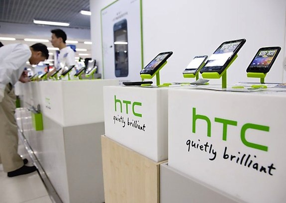 HTC ket thuc nam 2013 bang lenh cam ban tai Duc hinh anh