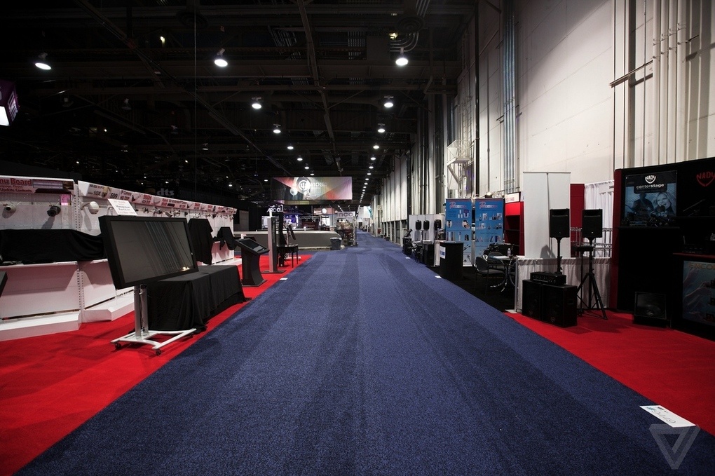 Trien lam cong nghe lon nhat the gioi hoang vang ve dem hinh anh