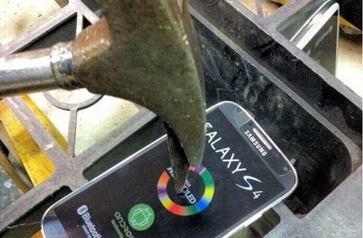 250 chiec Galaxy S4 gia bi tieu huy bang bua hinh anh