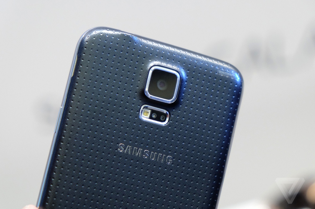 Galaxy S5: Nhieu tinh nang vuot troi, thiet ke it dot pha hinh anh