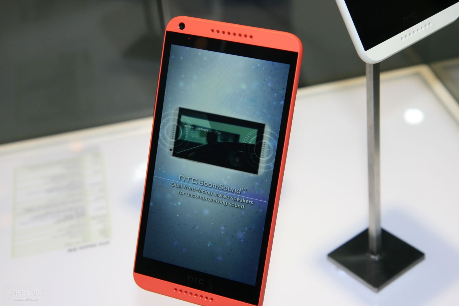 50.000 chiec 'iPhone 5C cua HTC' ban het trong 10 phut hinh anh