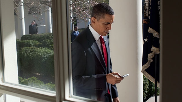 Tong thong Obama va Nha Trang van gan bo voi BlackBerry hinh anh