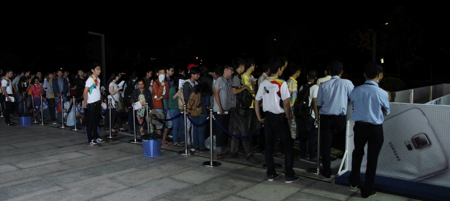 Xep hang giua dem cho mua Galaxy S5 tang dong ho hinh anh