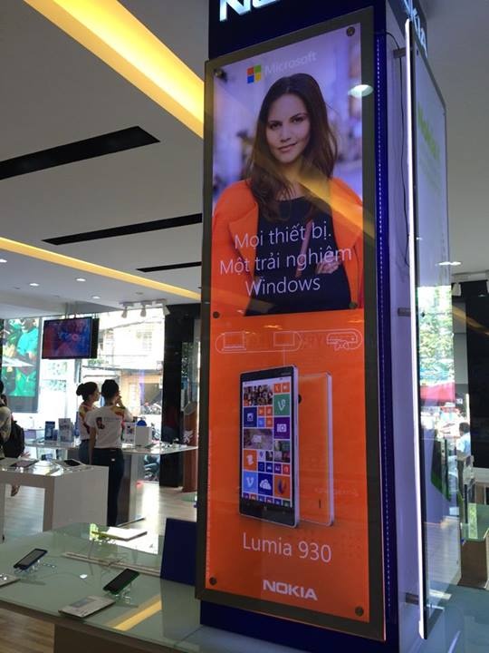 Hình ảnh quảng cáo của Lumia 930 tại một của hàng phân phối