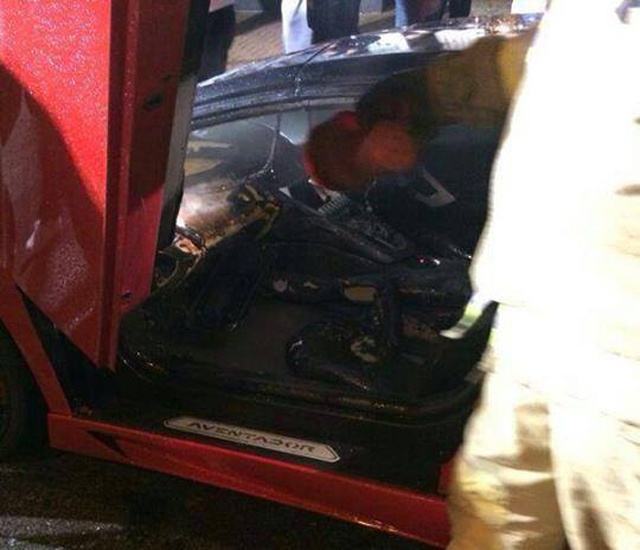 Lamborghini Aventador bi nem bom xang trong dem hinh anh