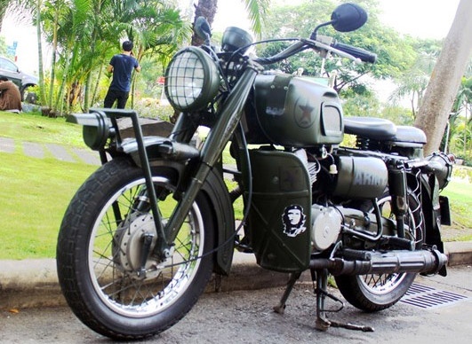 Honda CD do tu phu tung xe tang, sung coi tai Sai Gon hinh anh