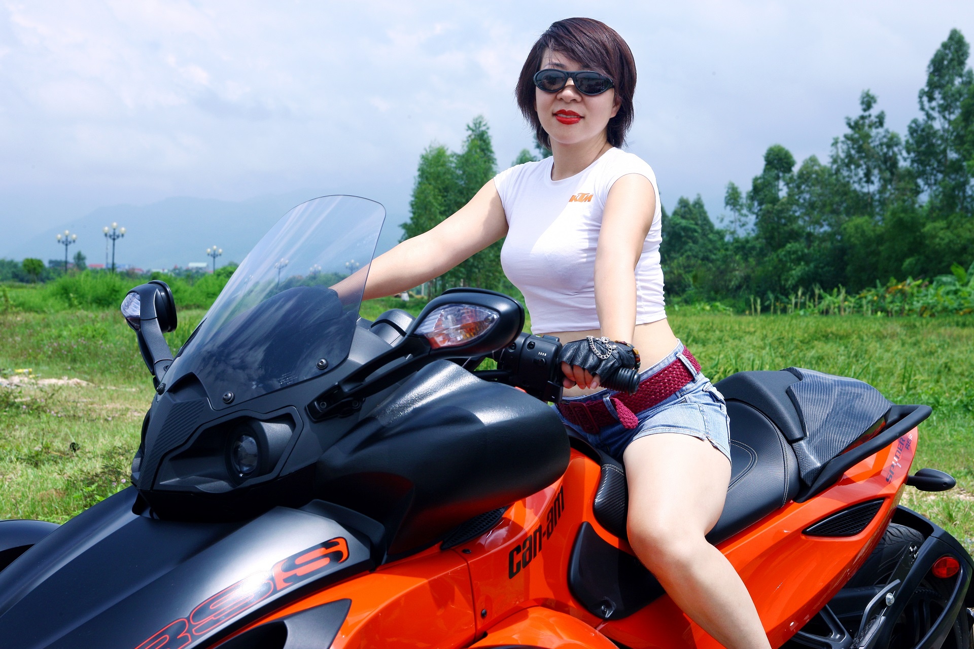 Nu can bo hang khong dam me xe con tay hinh anh