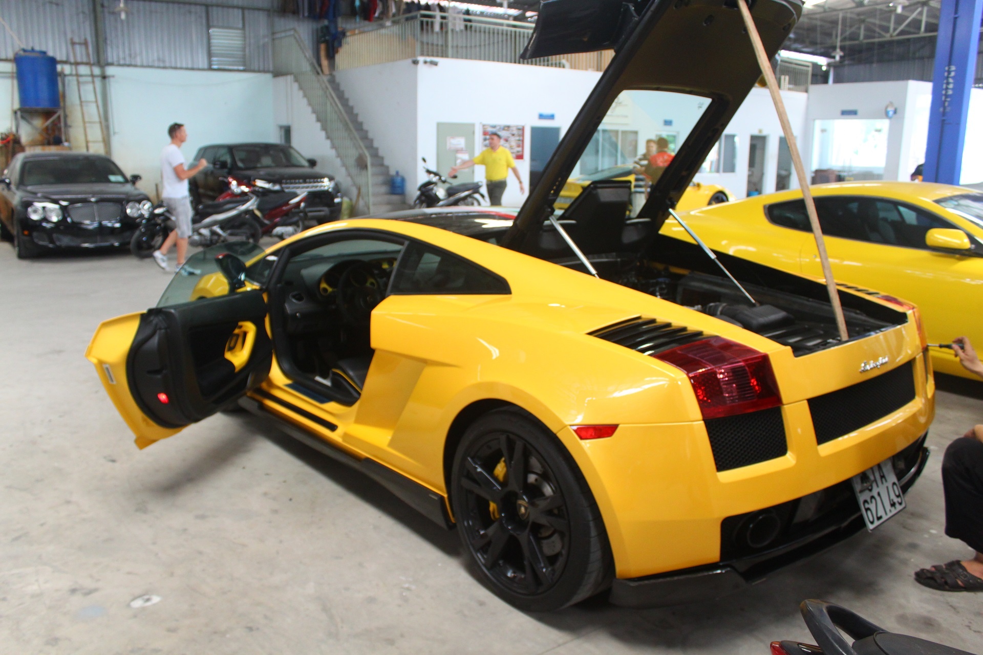 Sieu xe trong xuong do o Sai Gon hinh anh