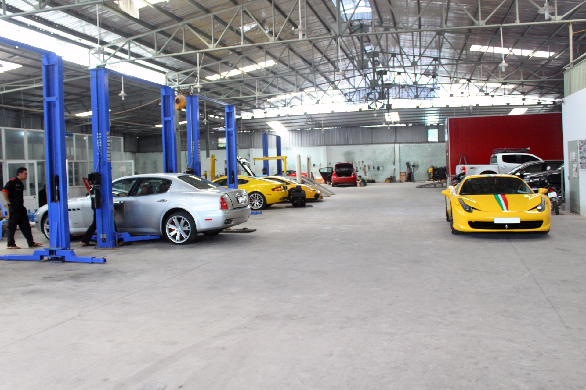 Số lượng siêu xe ở Việt Nam ngày càng nhiều, chính vì vậy, nhu cầu chăm sóc và bảo dưỡng cũng tăng lên. Trước đây, để bảo dưỡng một chiếc siêu xe, chủ sở hữu phải vận chuyển ra nước ngoài rất tốn kém. Nắm bắt nhu cầu này, nhiều gara trong nước đã nhập khẩu máy móc hiện đại, thuê chuyên gia nước ngoài để chăm sóc, sửa chữa, độ siêu xe ngay tại Sài Gòn.