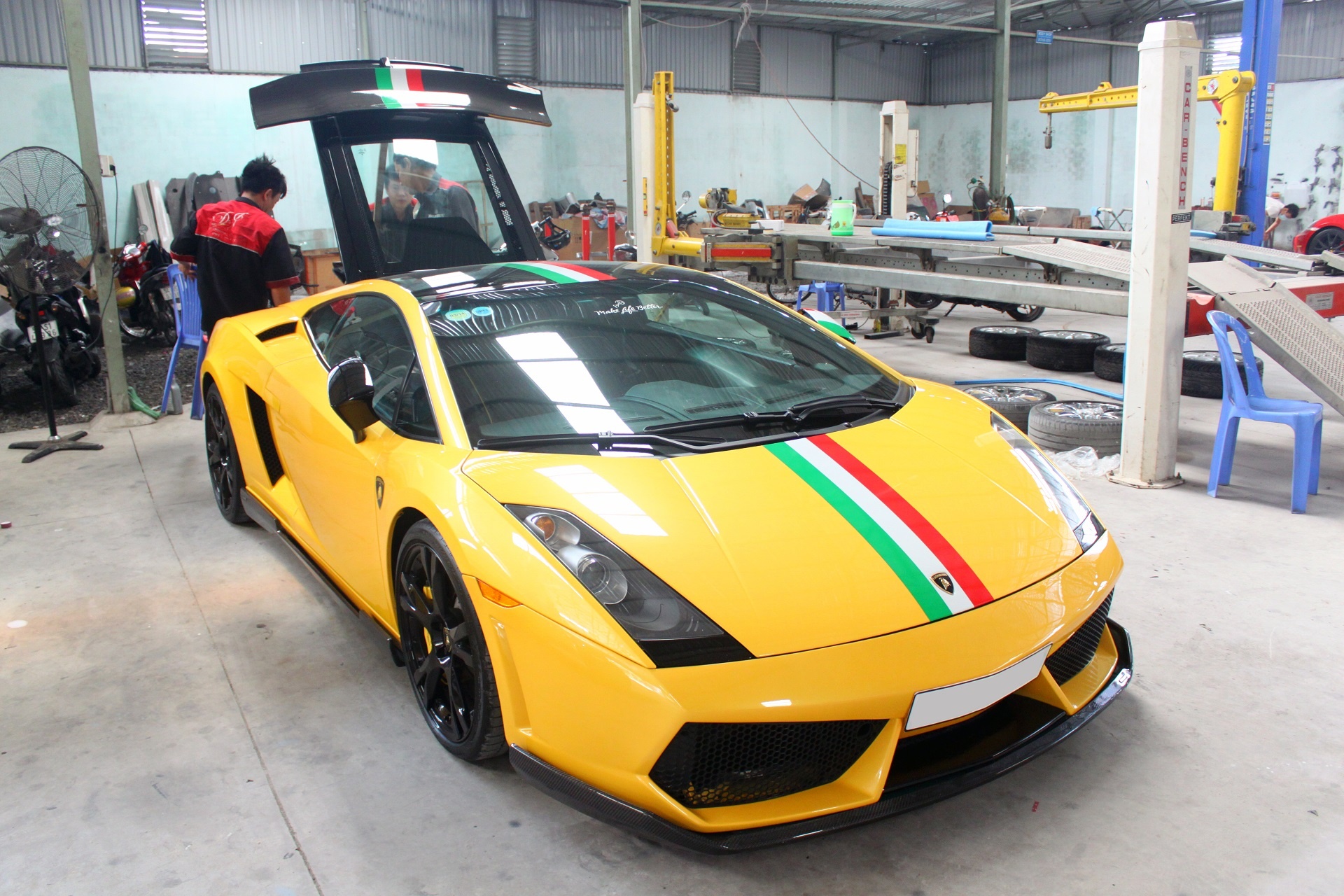 Lambornghini Gallador SE độc nhất tại Việt Nam cũng đang được chăm sóc định kỳ, kiểm tra và thay nhớt. 