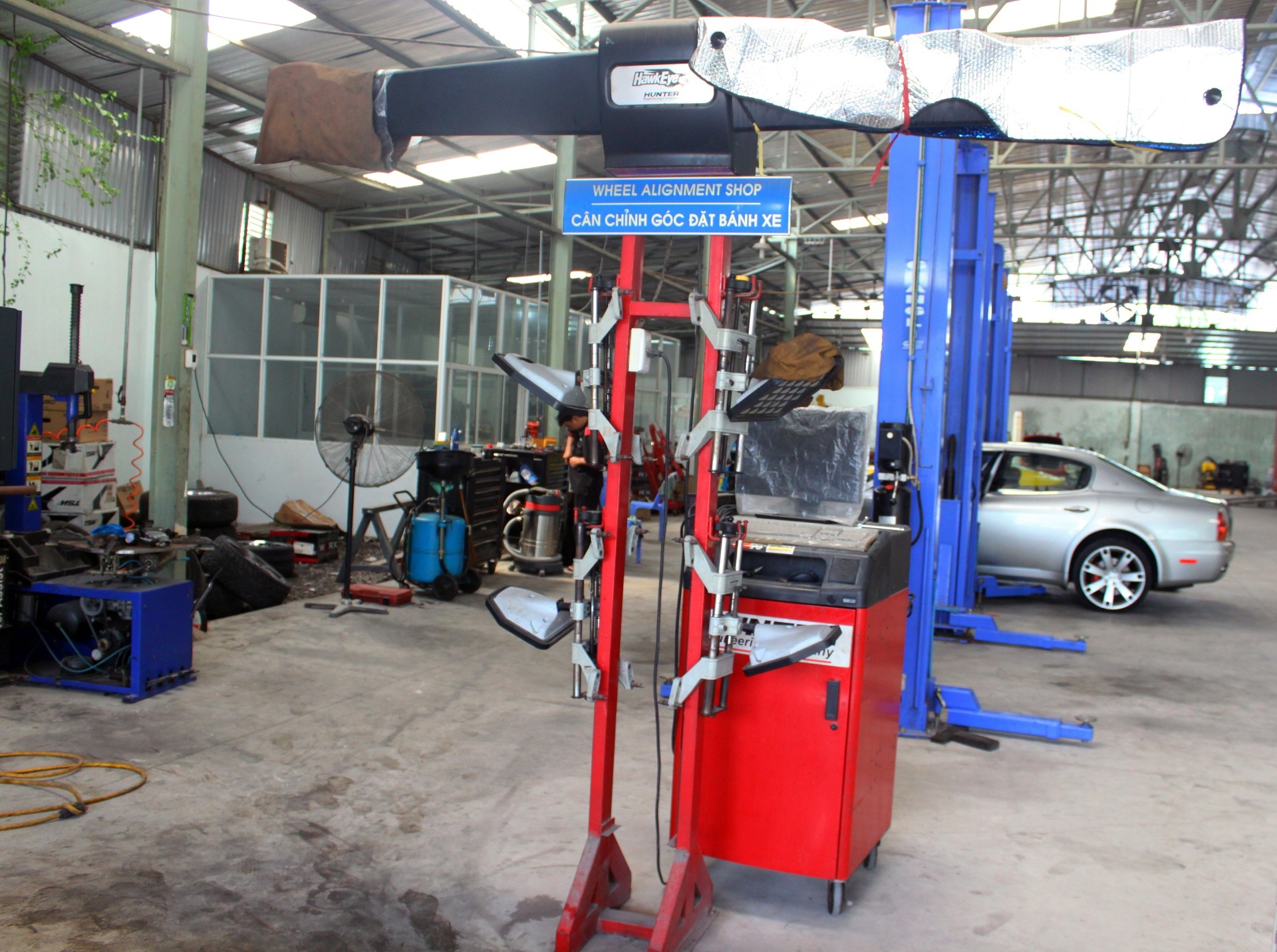 Dr.Joe là gara của doanh nhân người Úc, được thành lập cách đây 3 năm, tọa lạc trên đường Nguyễn Văn Linh, TP HCM. Gara này chuyên chăm sóc, bảo dưỡng siêu xe và các loại xe hơi thông thường. Với những lỗi nhỏ như kiểm tra, bảo dưỡng, sơn sửa nội, ngoại thất, lắp đồ chơi… đội ngũ kỹ thuật viên lành nghề của hãng có thể đảm nhiệm được.