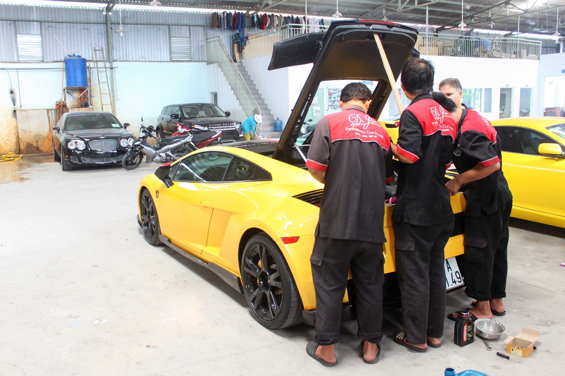 Với những lỗi nặng hơn, gara sẽ liên lạc trực tiếp với nhà sản xuất, họ sẽ cử các chuyên gia kèm theo máy móc thiết bị bay qua để kiểm tra.