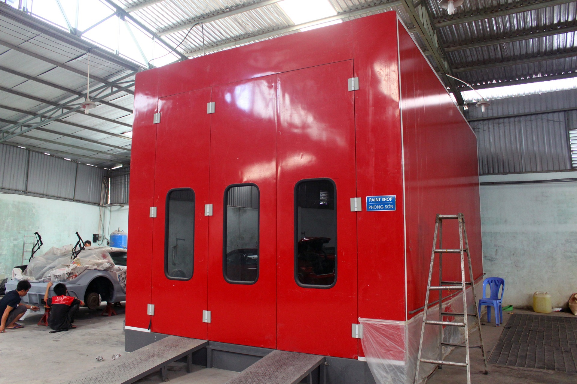 Gara được trang bị một phòng sơn theo tiêu chuẩn quốc tế, cách ly hoàn toàn với bụi bẩn bên ngoài, đồng thời có thể hấp nhiệt độ cao khiến nước sơn bóng hơn, bám lâu hơn. 