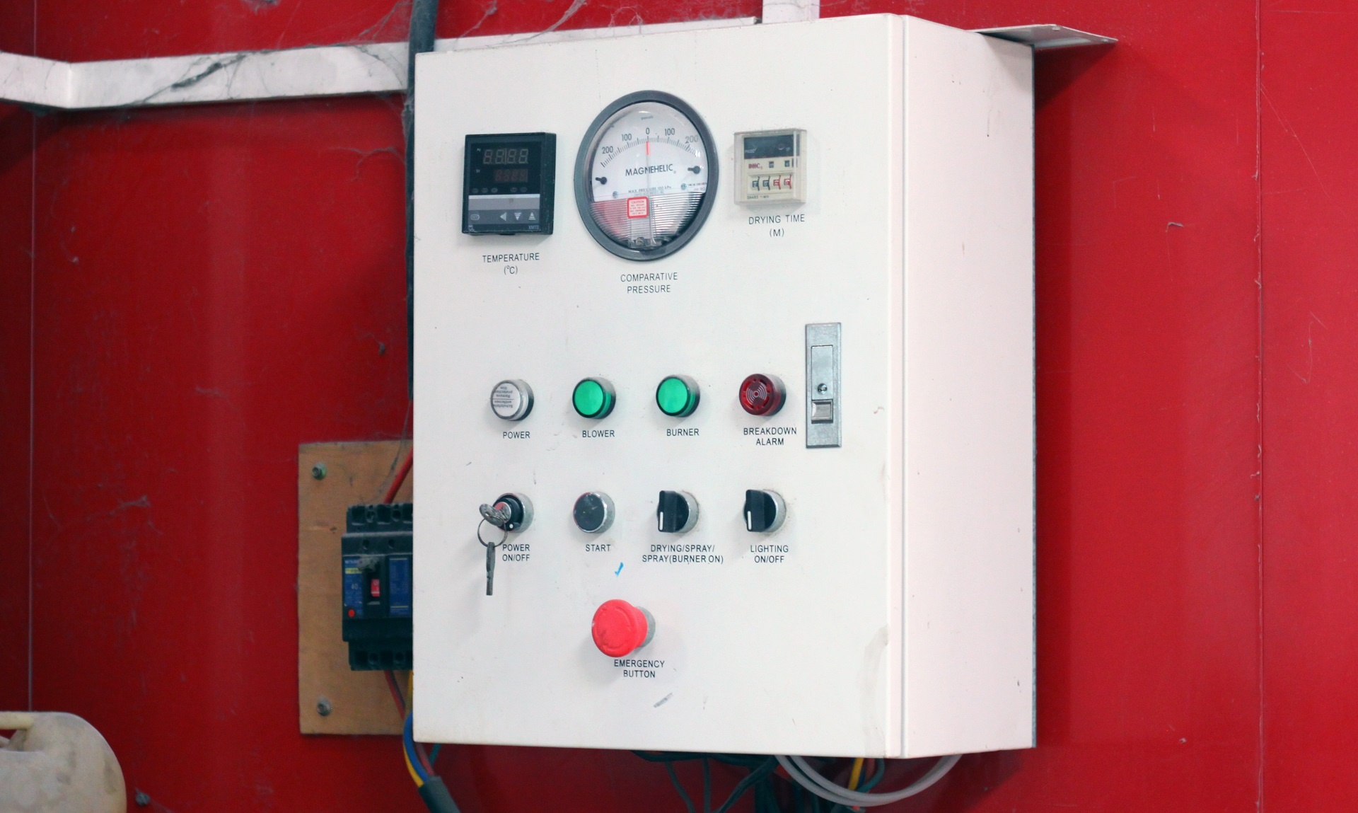 Bộ điều khiển này sẽ cho phép các chuyên viên lựa chọn nhiệt độ và thời gian để đảm bảo độ bóng cho lớp sơn.