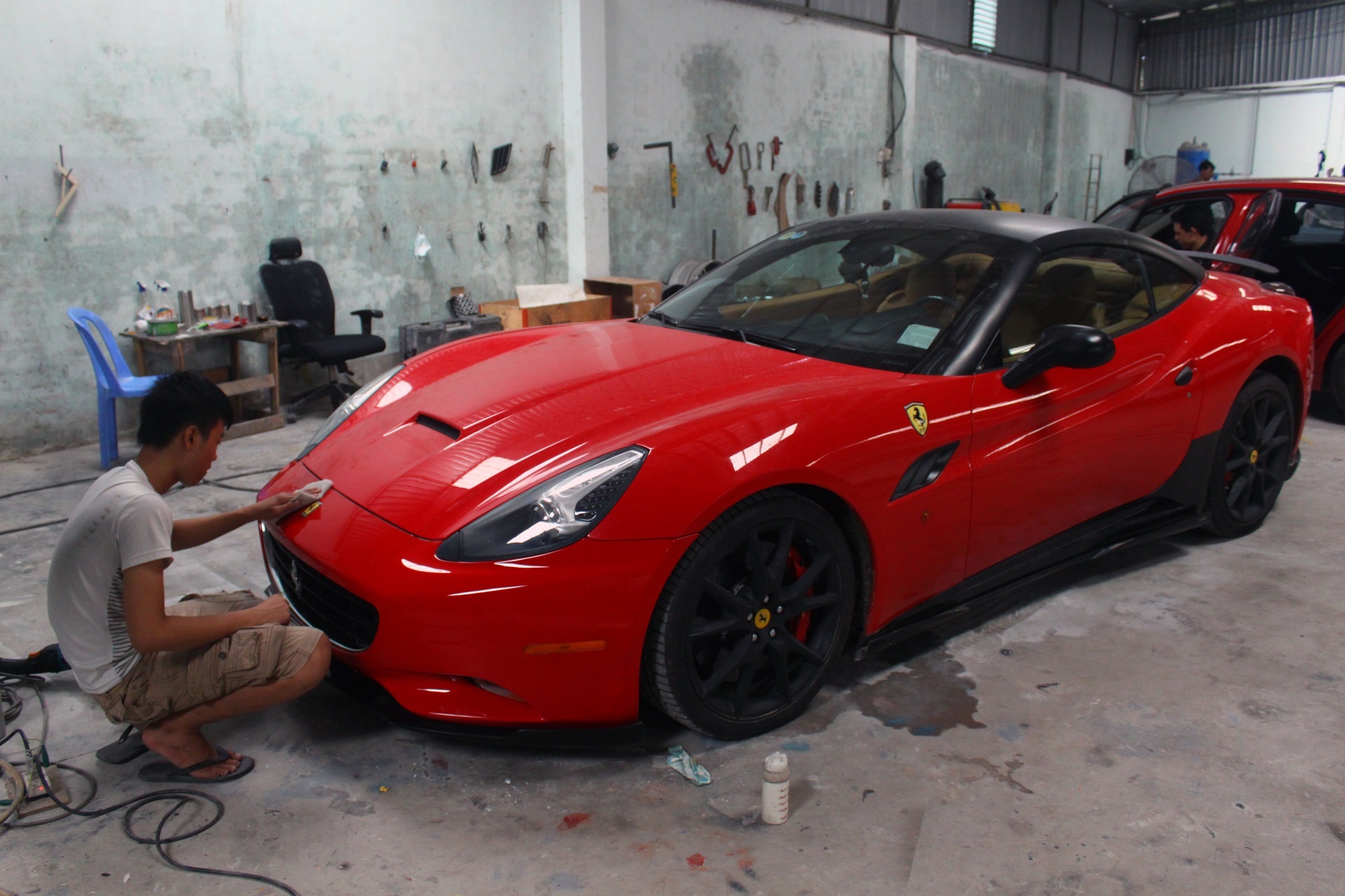Chiếc Ferrari California này bị trầy phần cản trước. Xe đã được sơn lại và đang được đánh bóng.