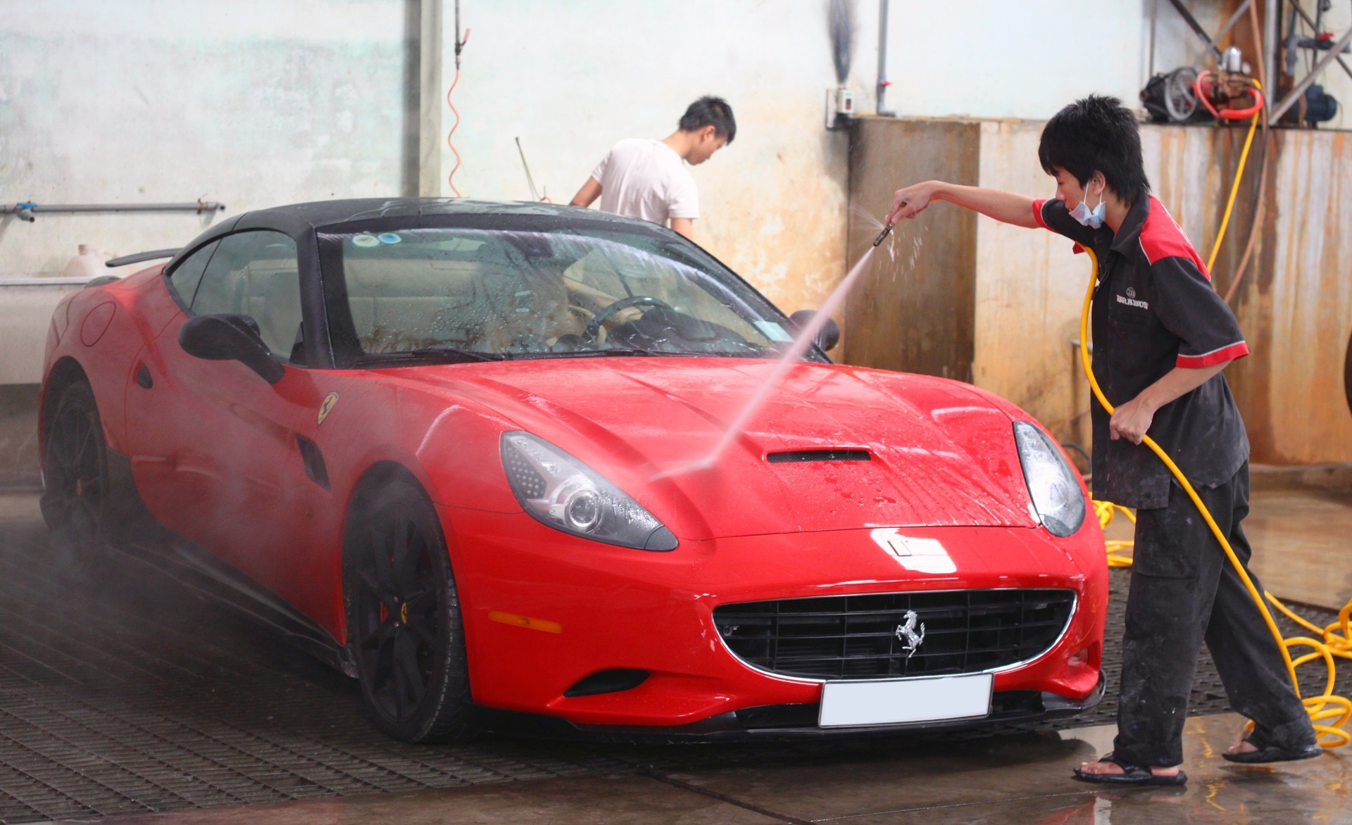 Tất nhiên, để nước sơn bóng, mịn và độ dày như hàng zin thì phụ thuộc vào tay nghề của những người thợ. Thợ sơn của gara là những người có kinh nghiệm lâu năm. Đây cũng là nơi vừa độ lại chiếc Acura NSX độc nhất tại Việt Nam, thay đổi màu sơn từ đen sang vàng cho chiếc xe. 