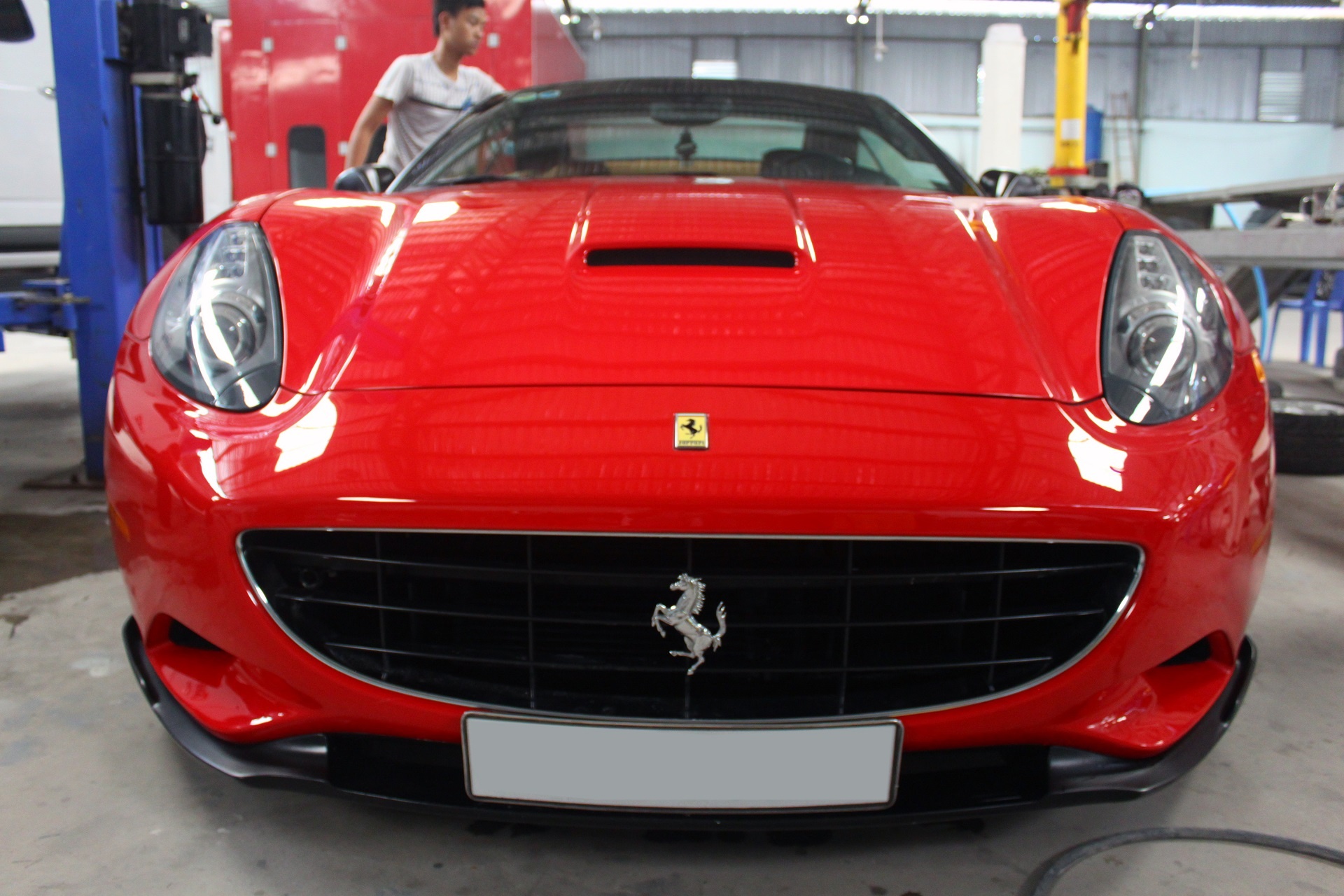 Chiếc  California được rửa sạch, sau đó sẽ được đánh bóng lại lần cuối trước khi giao lại cho chủ. 