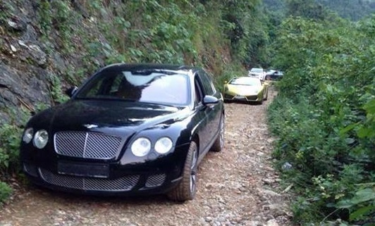 Dan sieu xe vuot duong rung o VN gay bao tren mang hinh anh