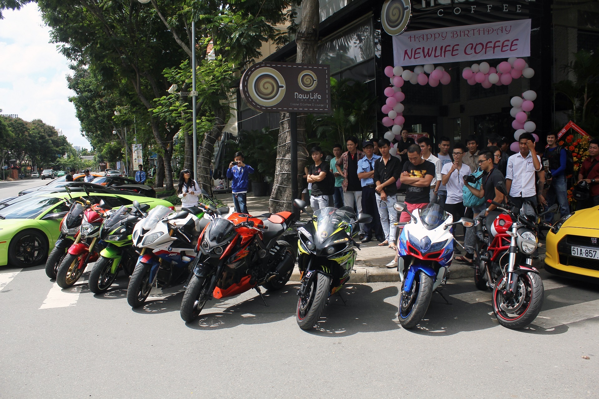 Và không thể không kể đến 8 chiếc mô tô tham dự sự kiện này. Bao gồm 2 chiếc Kawasaki Z1000, một chiếc Honda CB1000R, một chiếc BMW S1000RR, một chiếc Honda CBR, một Ducati Monster, một Yamaha YZF R1 và cuối cùng là Suzuki GSX-R600.