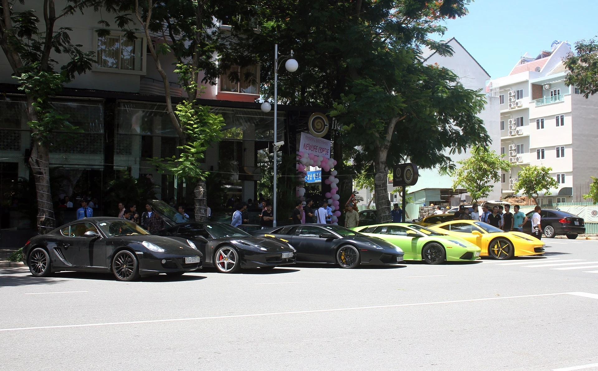 Đây không phải lần đầu tiên quán cà phê này tổ chức những “đại hội siêu xe”. Trước đó, vào tháng  3, quán cà phê này cũng gây rúng động trong giới chơi xe với sự xuất hiện của hàng loạt tên tuối siêu xe nổi tiếng. 