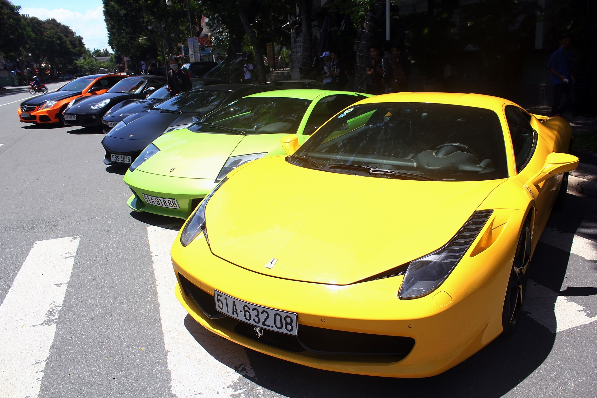 Với sự phát triển kinh tế xã hội, thú chơi xa xỉ này cũng đã bắt đầu du nhập vào Việt Nam. Nhờ đó mà những người mê xe nhưng chưa đủ điều kiện tậu cho mình những chiếc xe tiền tỷ vẫn có thể ngắm tận mắt, sờ tận tay những chiếc xe trong mơ.