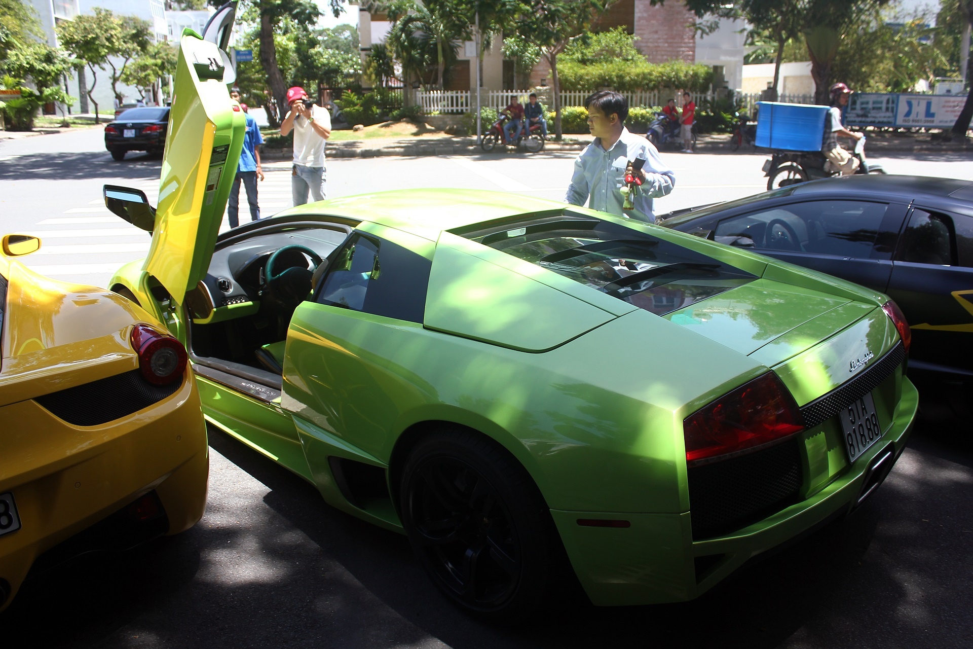 Dan sieu xe gam ru truoc quan ca phe Sai Gon hinh anh