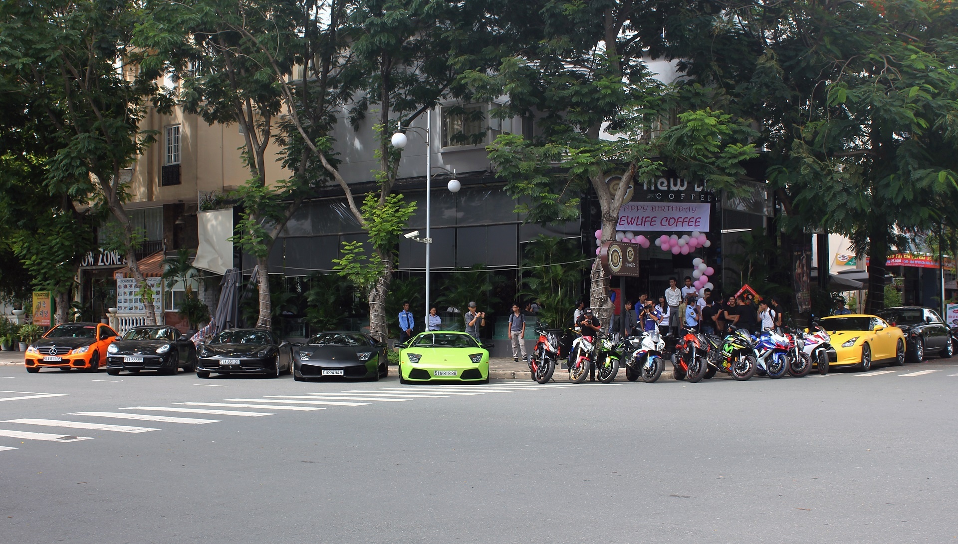 Sáng 23/6, tại quán cà phê New Life trên đường Bùi Bằng Đoàn, quận 7, đã diễn ra một buổi off-line của giới chơi xe tại Sài Gòn. Có 7 chiếc xe hơi, bao gồm siêu xe, siêu sang, xe thể thao và xe độ cùng 9 mô tô thể thao đã tham dự sự kiện này. 