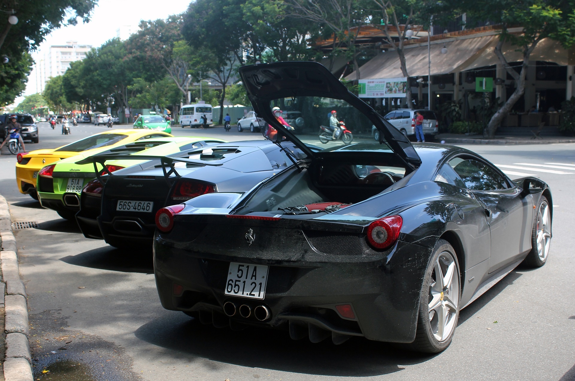 Hầu hết những người tham dự đều là bạn bè của chủ quán và những khách hàng thân thiết, những tín đồ mê xe trên địa bàn. 