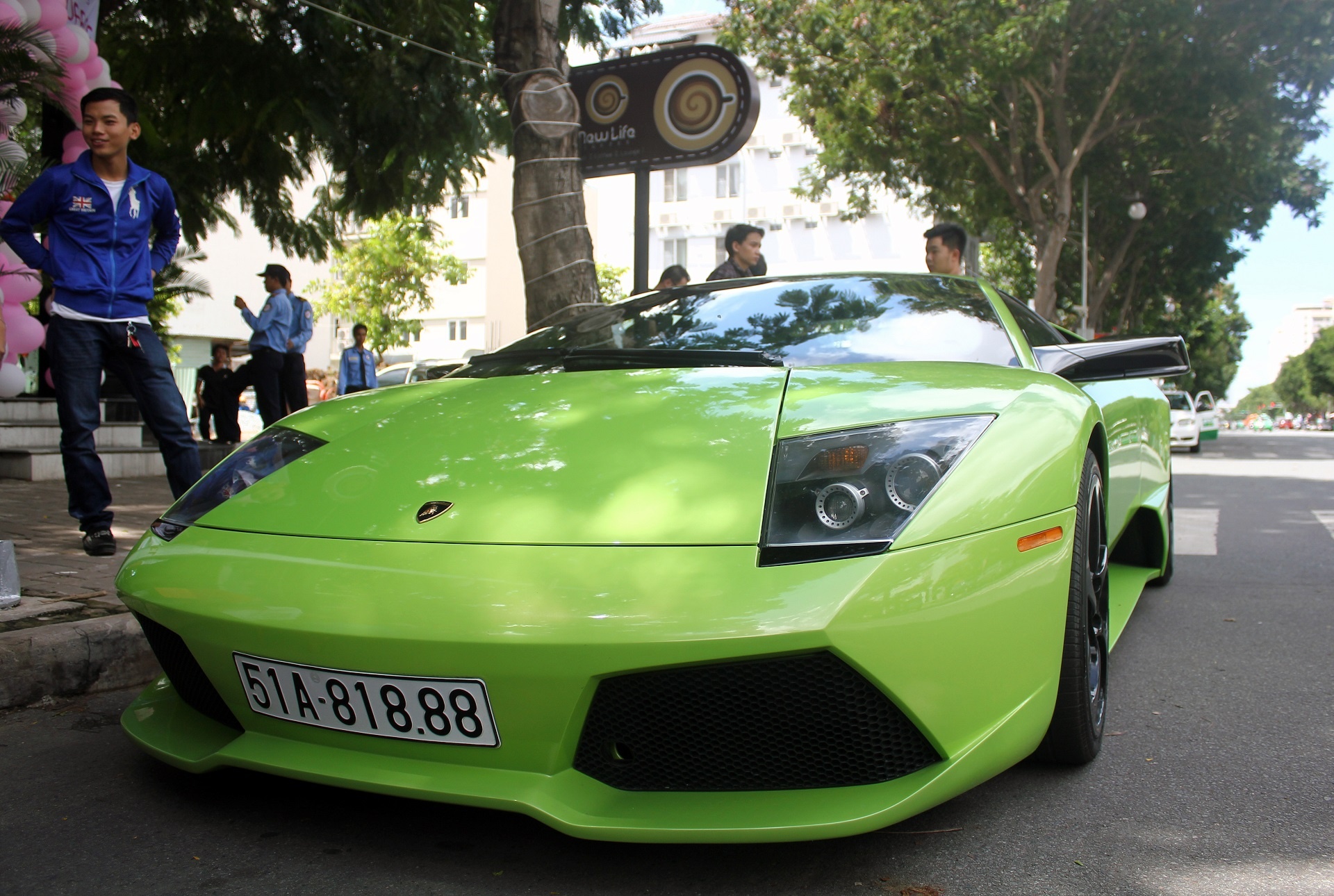 Đáng chú ý nhất trong dàn siêu xe là chiếc Lamborghini Murcielago LP640 màu xanh cốm, từng đeo biển tứ quý 8 ở Đà Nẵng, đã chuyển hộ khẩu vào Sài Gòn. Tuy không phải là chiếc đắt tiền nhất nhưng nó gây ấn tượng bởi màu xanh cốm đặc biệt, ton sur ton với màu nội thất cùng tiếng động cơ âm vực thấp không thể nhầm lẫn. 