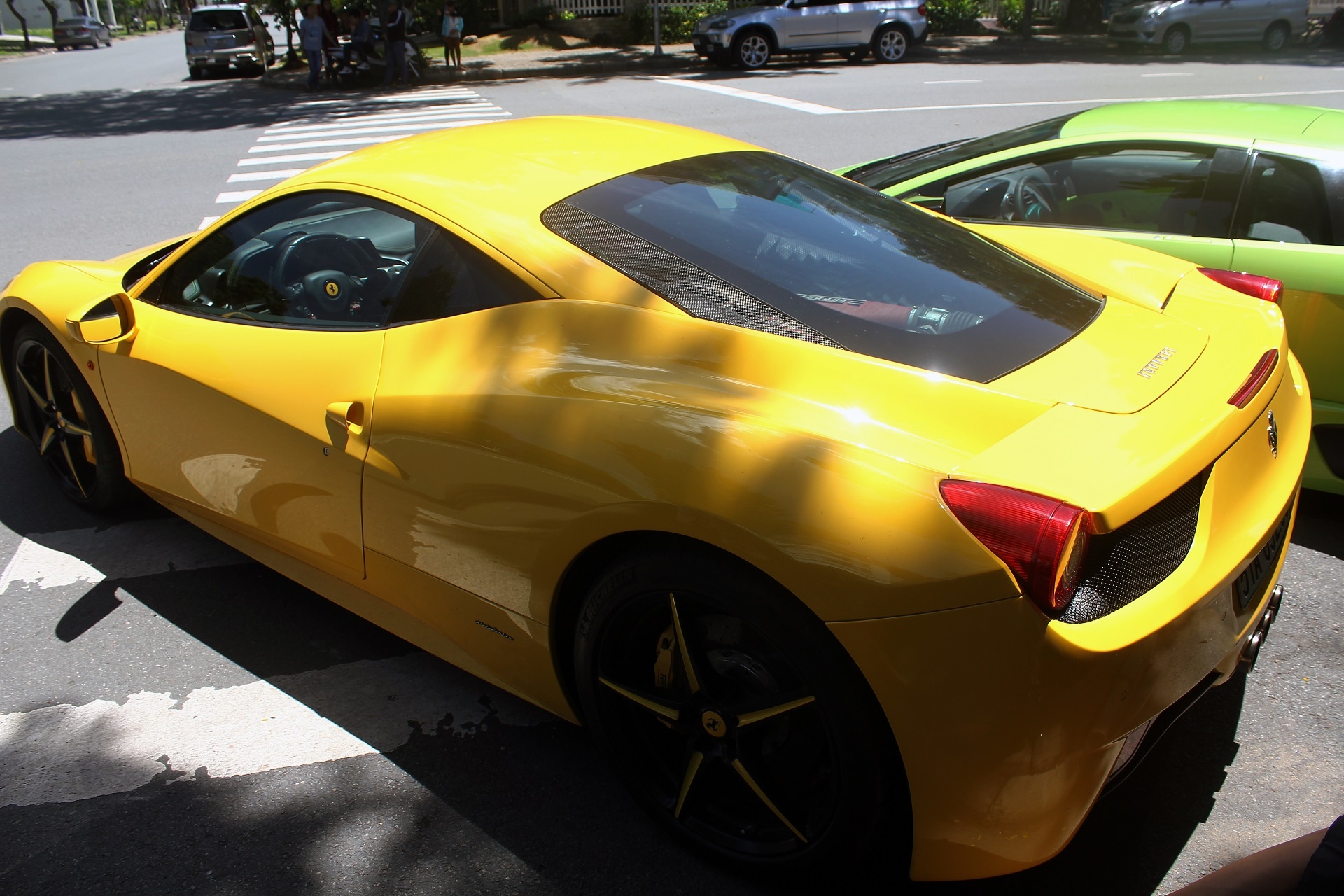 Ngoài ra, còn một chiếc Rolls-Royce Ghost màu đen, đây là dòng xe thuộc phân khúc siêu sang, đối thủ của Bentley Mulsanne. Rolls-Royce Ghost mới tại Việt Nam có giá khoảng <abbr class=