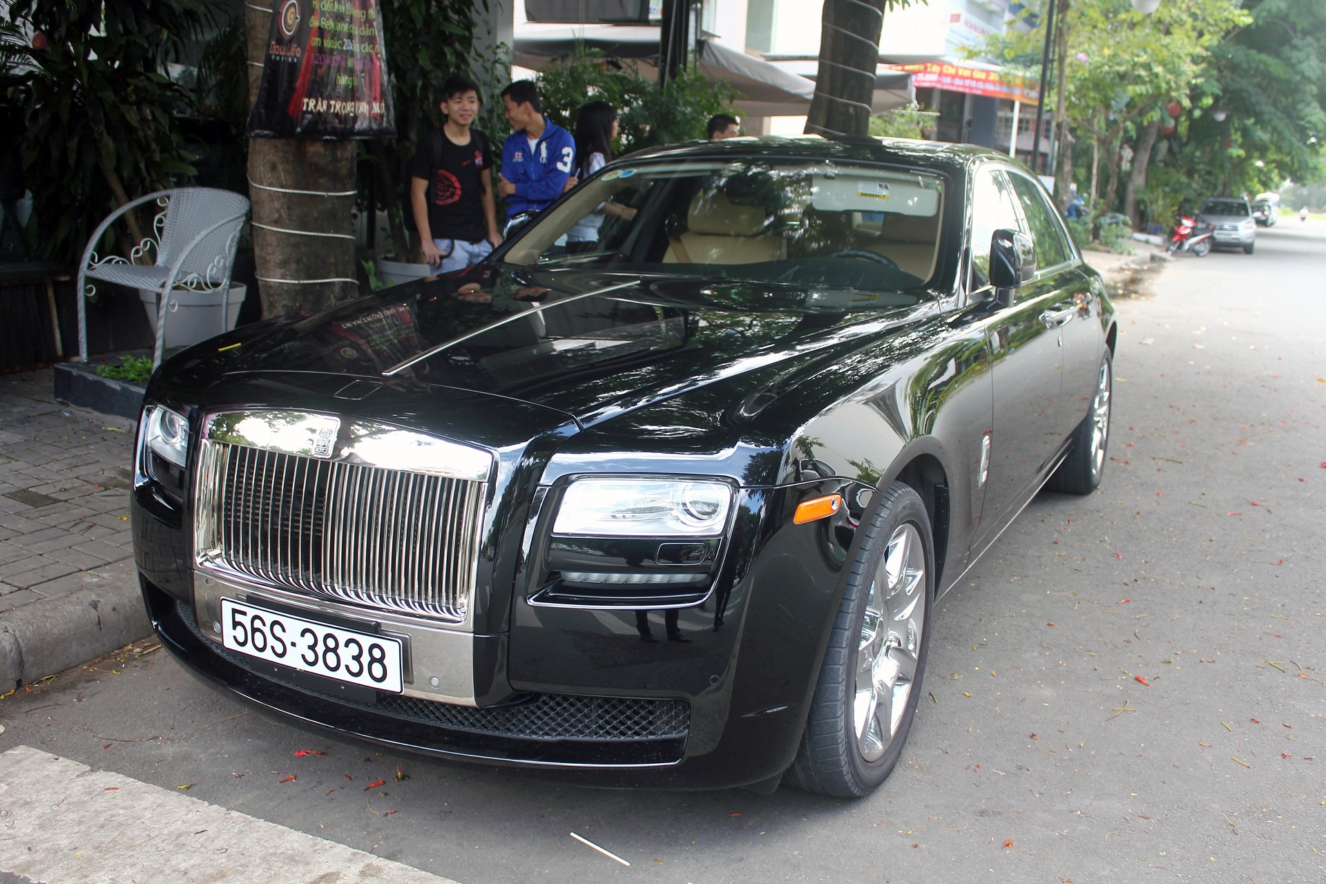 Ngoài ra, còn một chiếc Rolls-Royce Ghost màu đen, đây là dòng xe thuộc phân khúc siêu sang, đối thủ của Bentley Mulsanne. Rolls-Royce Ghost mới tại Việt Nam có giá khoảng <abbr class=