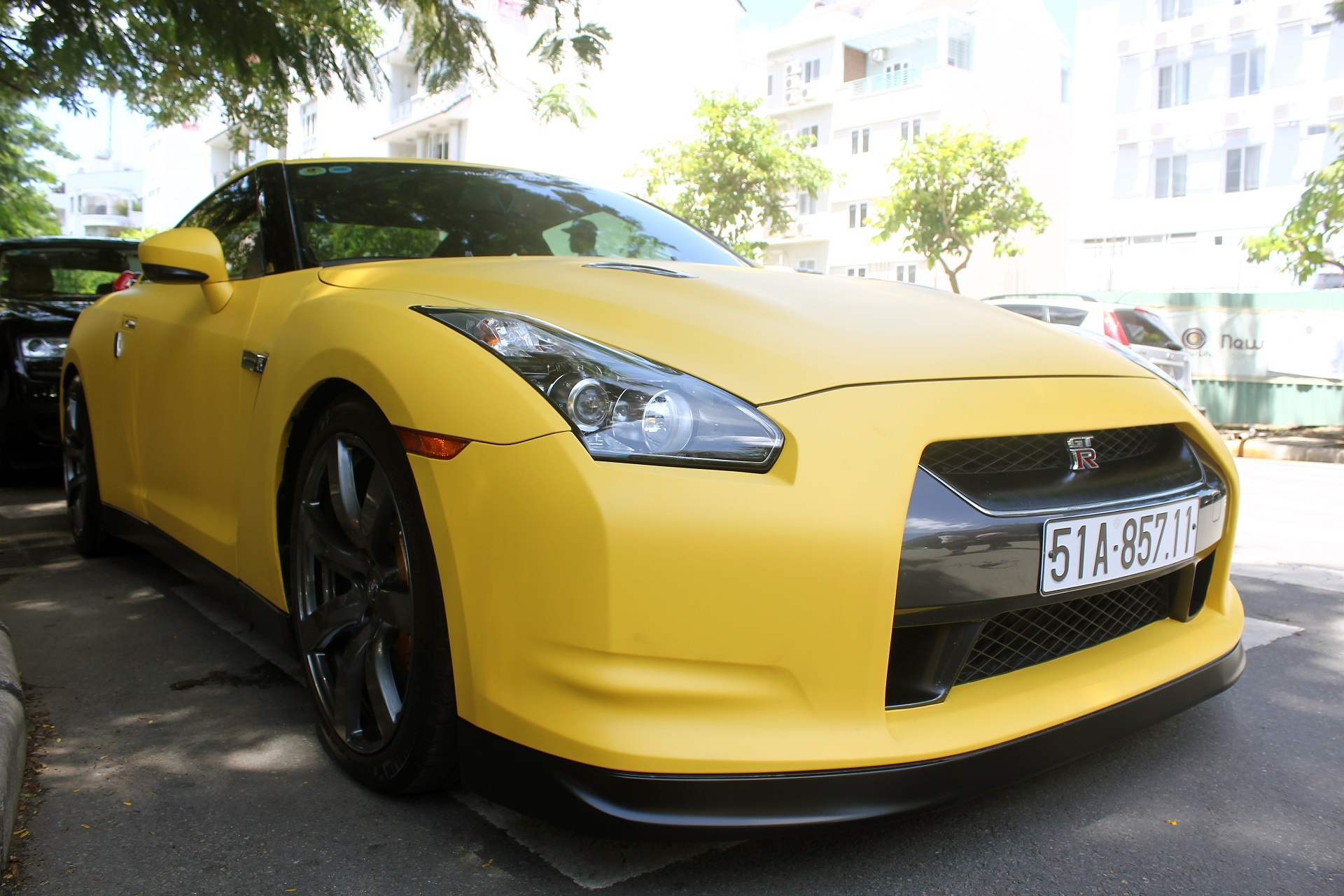 Hai chiếc xe đã được độ bao gồm Nissan GTR và Mercedes E350. 