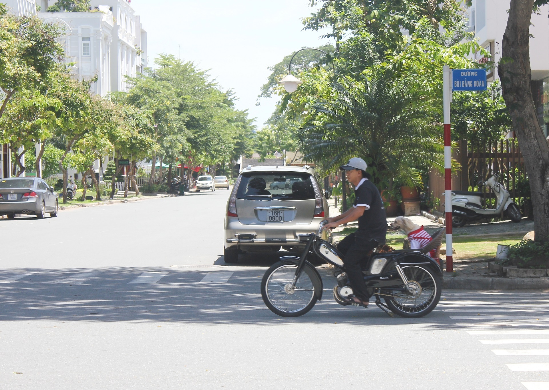 Mobylette, thường được gọi tắt là Moby, là một mẫu xe đạp gắn máy nổi tiếng của nhà sản xuất Motobecane của Pháp trong nửa cuối thế kỷ 20. Mobylette trang bị động cơ xăng pha nhớt, 2 thì, dung tích 49 phân khối.  Chiếc xe đời đầu được sản xuất năm 1949 và dây chuyền sản xuất dòng xe này ngừng hoạt động năm 1997. Trong thập niên 70, đã có 14 triệu chiếc Mobylette ra đời, trung bình mỗi năm sản xuất 750.000 chiếc. Thậm chí từ “Mobylette