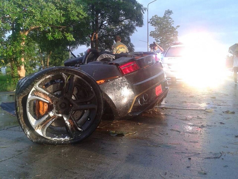 Thoat nan than ky du Lamborghini bi gay doi hinh anh