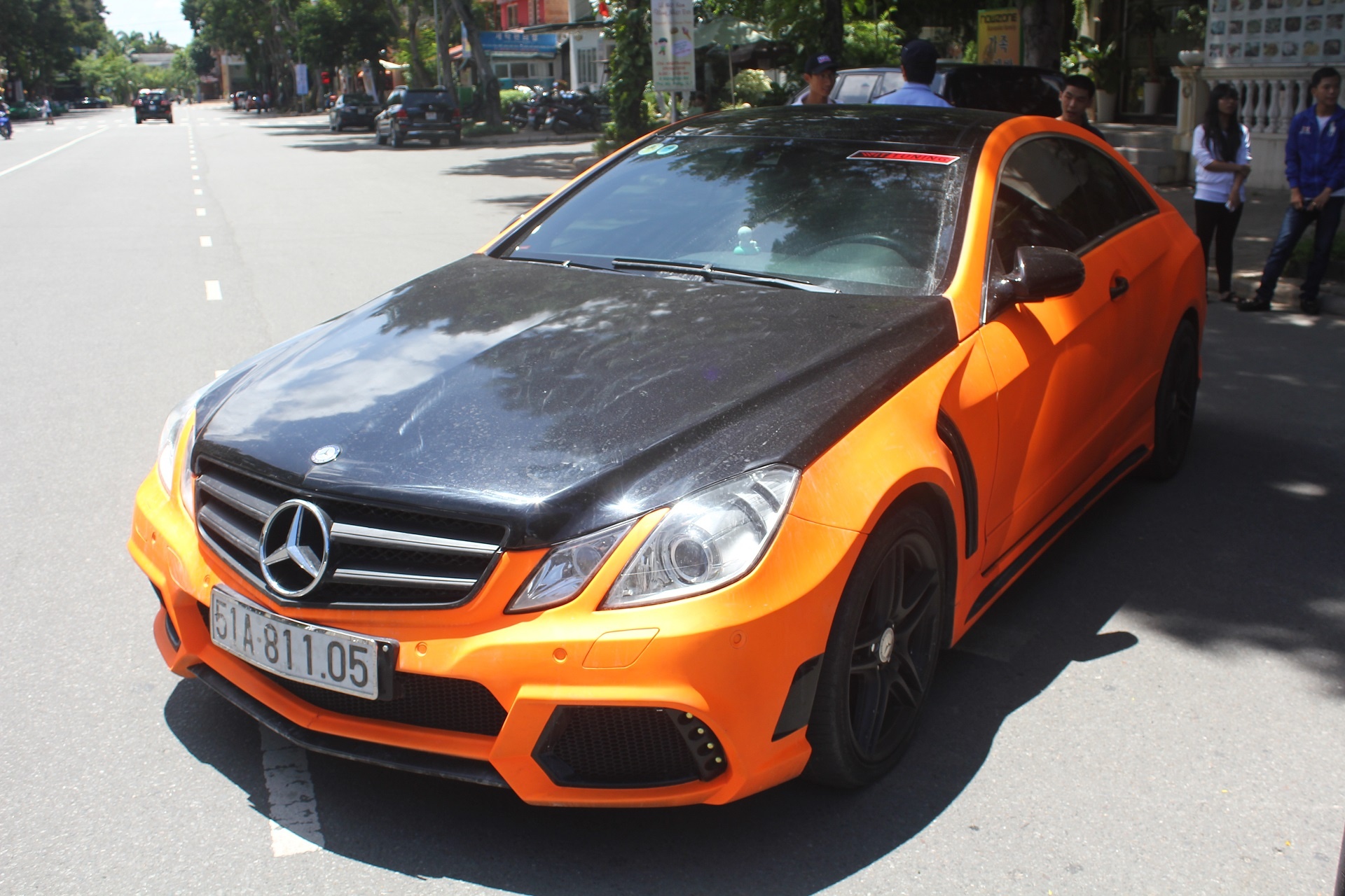 Mercedes E350 do bodykit, son mau cam doc dao o Sai Gon hinh anh