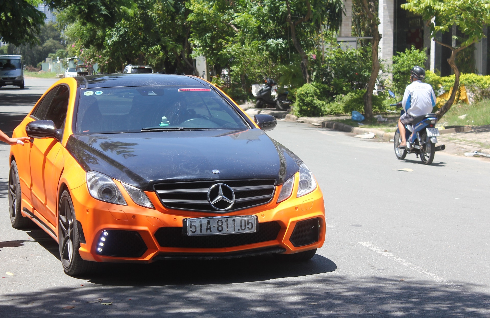 E-class coupe vốn là chiếc xe sang thể thao, gây ấn tượng bởi ngoại hình góc cạnh đặc trưng trong ngôn ngữ thiết kế của Mercedes thời gian gần đây. Tuy nhiên, chủ nhân của nó đã lắp thêm bộ bodykit của hãng độ Wald khiến chiếc xe càng trở nên hầm hố. 