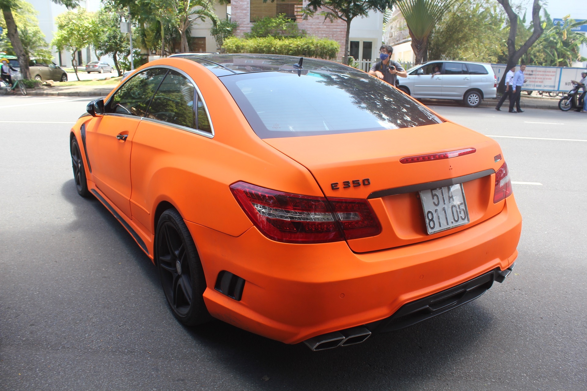 E-class coupe là một chiếc sedan được hạ thấp vòm mái và bỏ bớt hai cửa, vì vậy nó có không gian khá rộng rãi và sang trọng. 