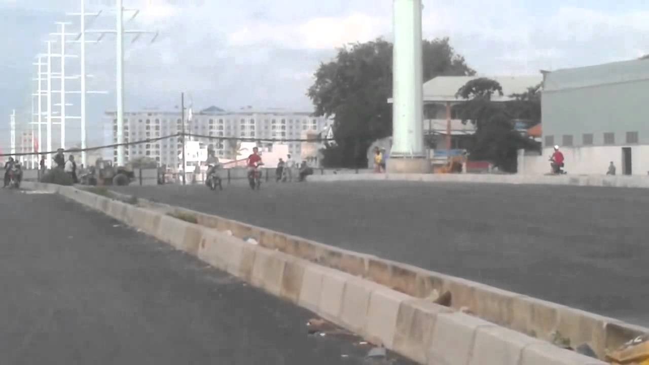 Video quai xe dua xe 'cop' tren mot mot doan duong o Sai Gon hinh anh
