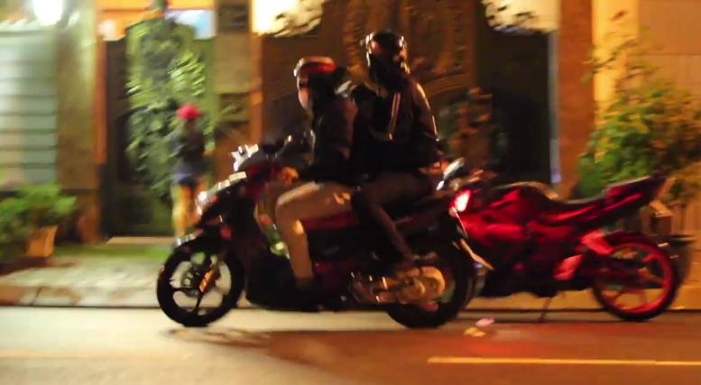 Co gai roi le khi biker Viet bat 'cuop' de cau hon hinh anh