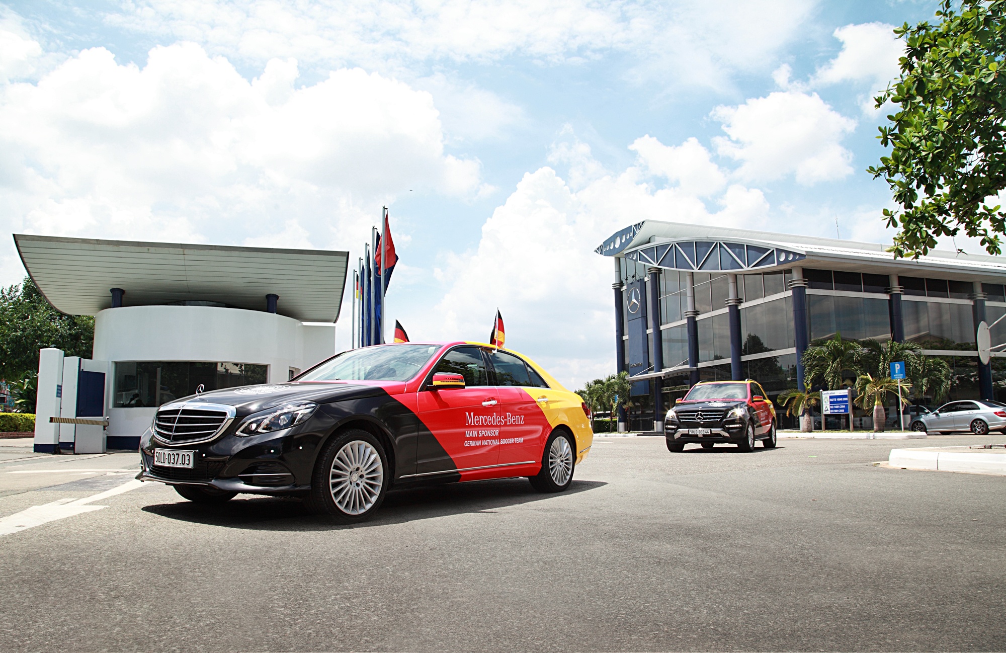 Sep Mercedes dan co len xe de co vu doi tuyen Duc hinh anh
