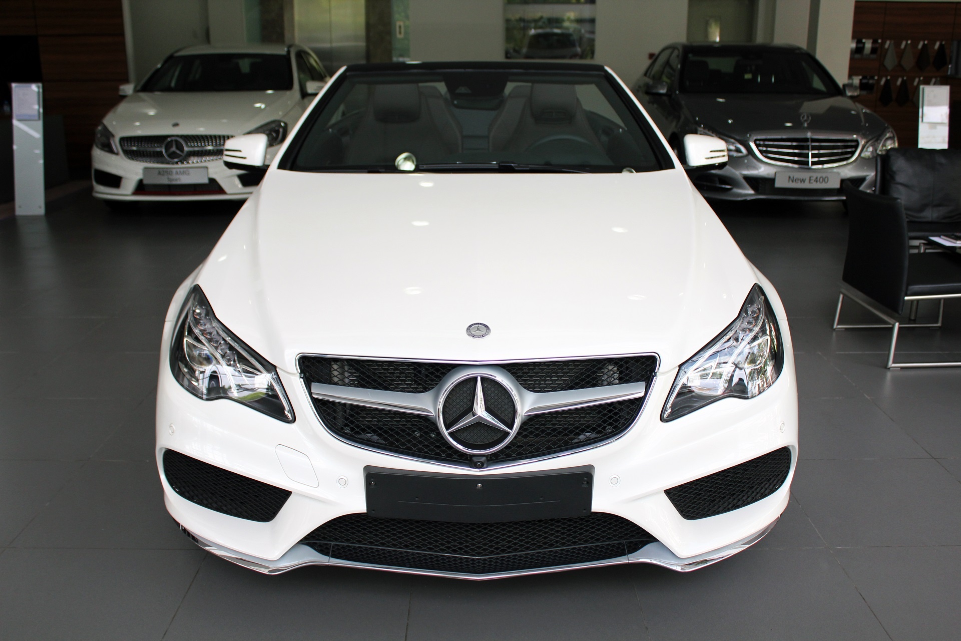 Mercedes E400 mui tran gia 3,6 ty dong tai Viet Nam hinh anh