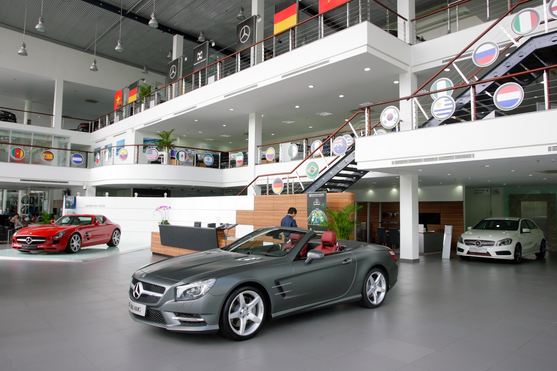 Showroom Mercedes-Benz lon nhat Viet Nam hinh anh