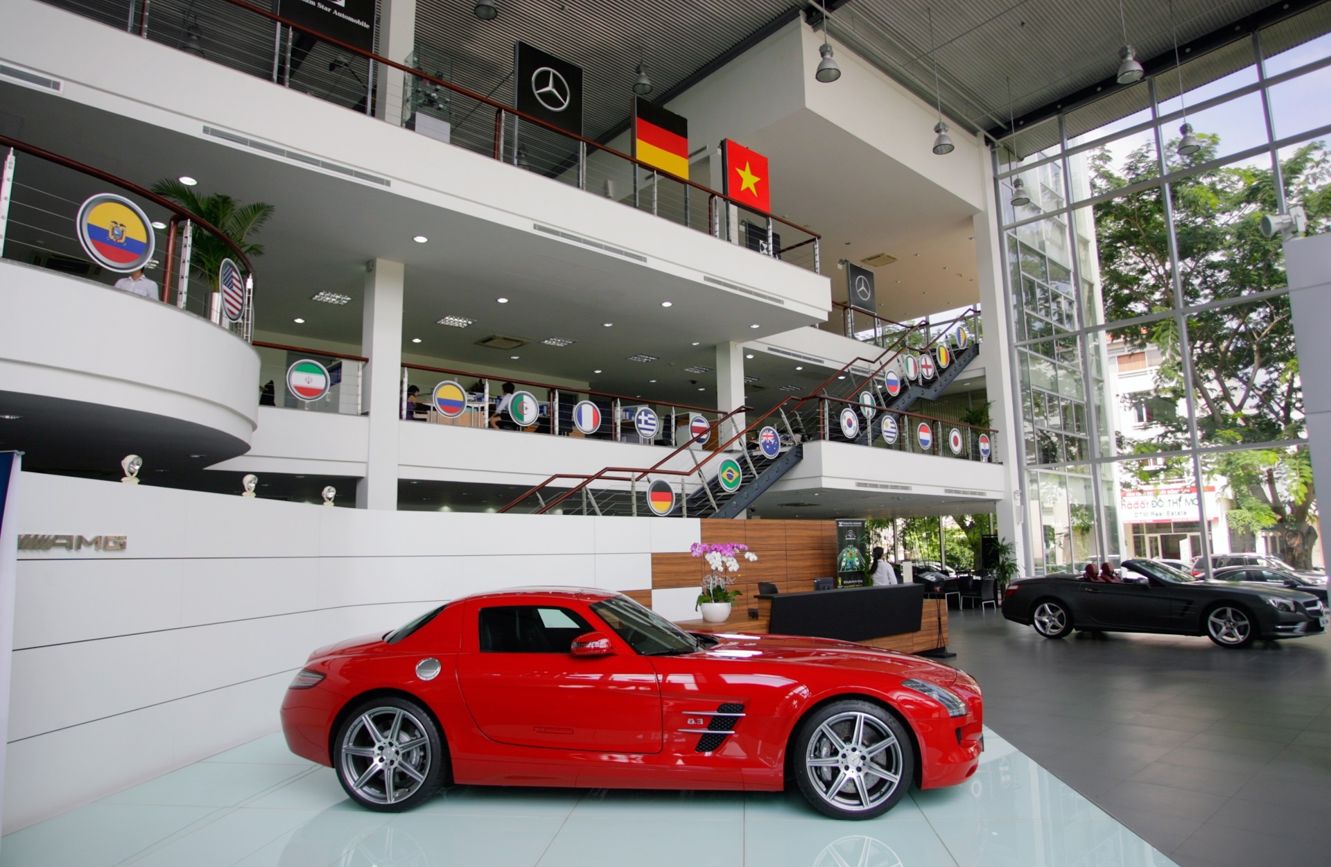 Phong trung bay xe Mercedes lon nhat Dong Nam A tai Viet Nam hinh anh