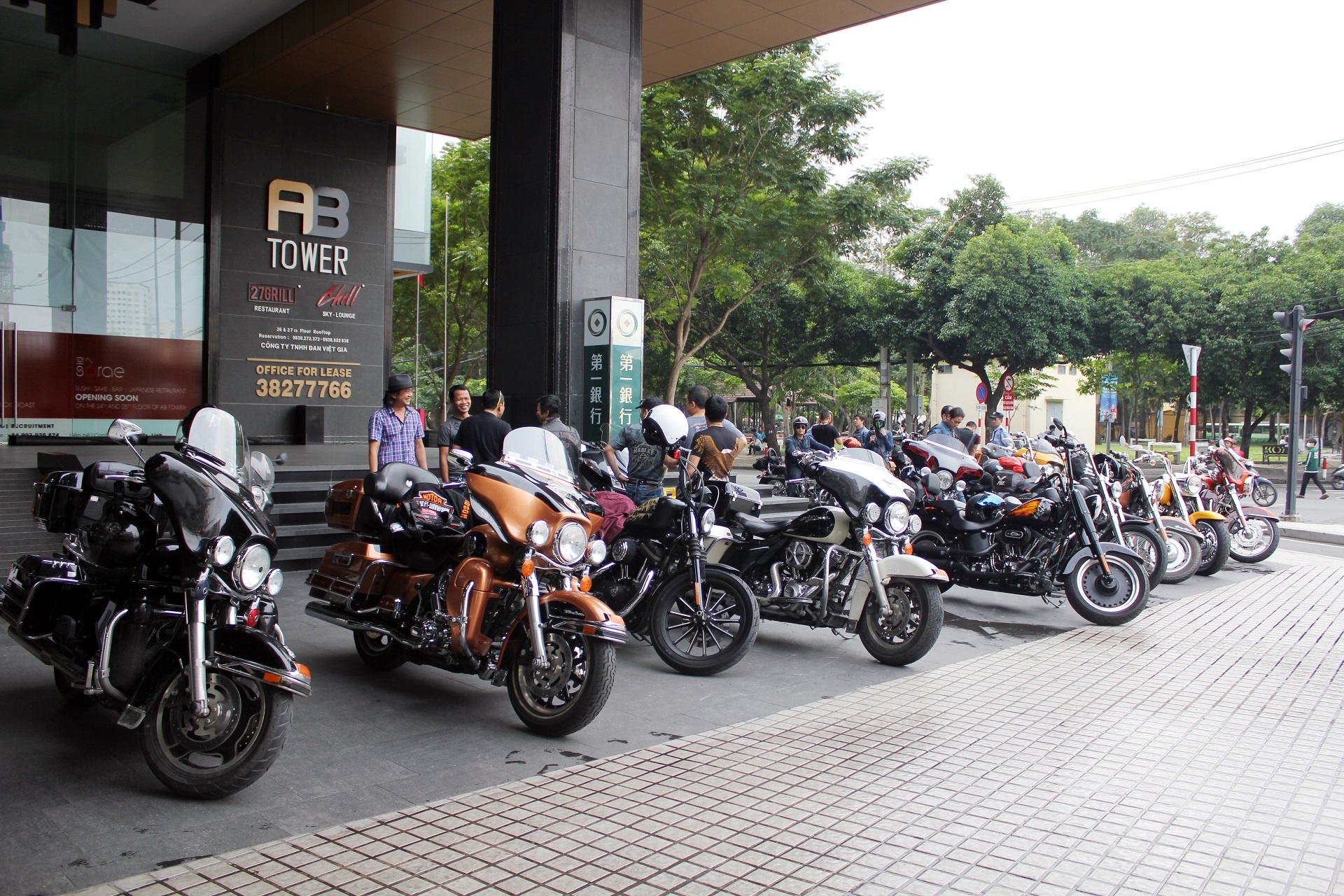 30 sieu moto tap trung tai quan ca phe Sai Gon hinh anh