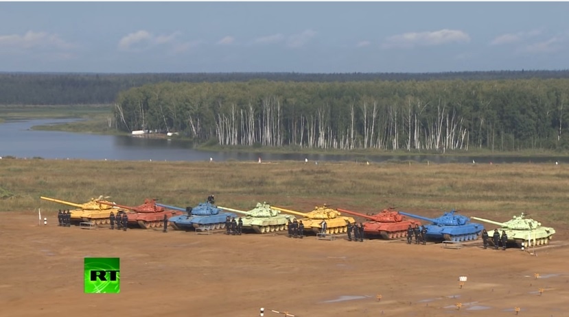 Dua xe tang o Nga hinh anh