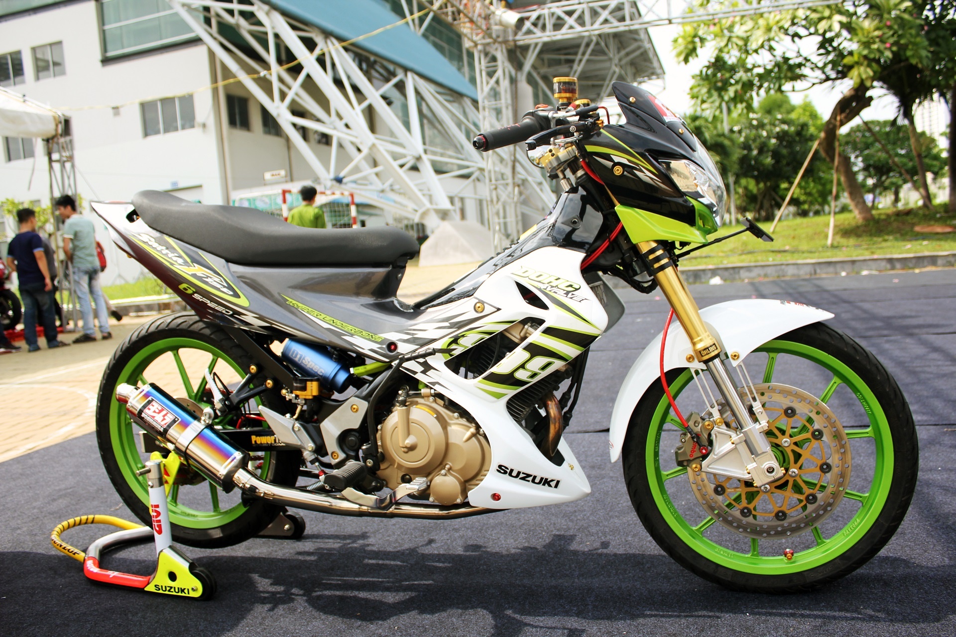 Cap doi Suzuki Raider do day du do choi tai Sai Gon hinh anh